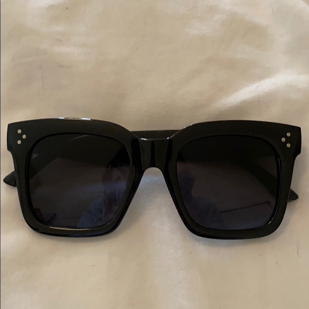 Black oversized sunglasses